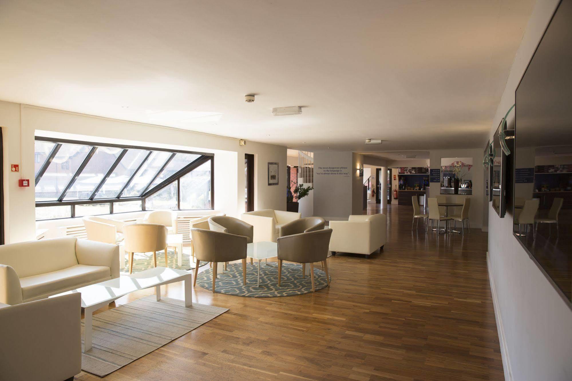 Hotel Cim Business Centre Maidenhead Esterno foto
